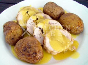 Ρολό κοτόπουλου με βελούδινη σάλτσα μουστάρδας