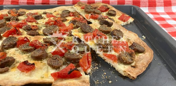 Φοκάτσια με χωριάτικο λουκάνικο
