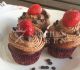 Κεκάκια muffins με μους σοκολατας και φράουλες