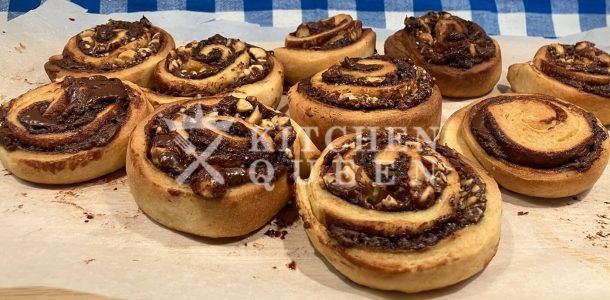 Ρολάκια τσουρεκιού με πραλίνα σοκολάτας και φουντούκια