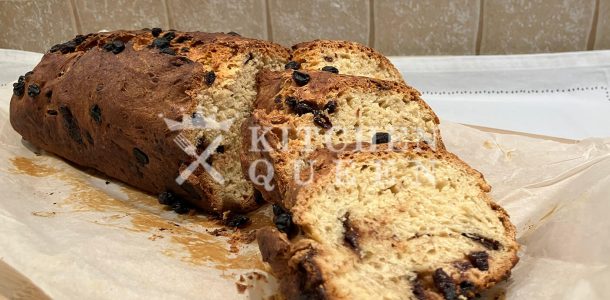Τσουρέκι φόρμα με σταφίδες και σοκολάτα